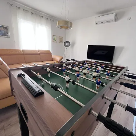 Spacious 4 Bedroom Apartment With Free Parking Lot Novalja Exterior photo