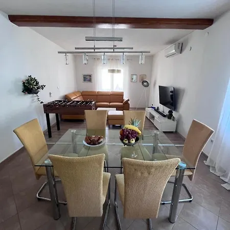 Spacious 4 Bedroom Apartment With Free Parking Lot Novalja Exterior photo
