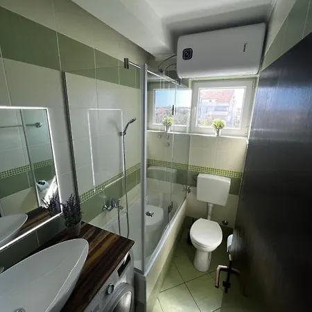Spacious 4 Bedroom Apartment With Free Parking Lot Novalja Exterior photo