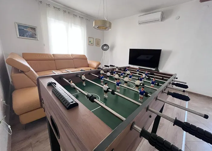 Spacious 4 Bedroom Apartment With Free Parking Lot
