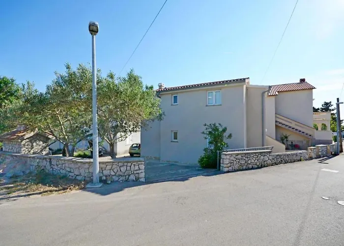 Spacious 4 Bedroom Apartment With Free Parking Lot
