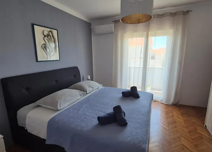 Spacious 4 Bedroom Apartment With Free Parking Lot