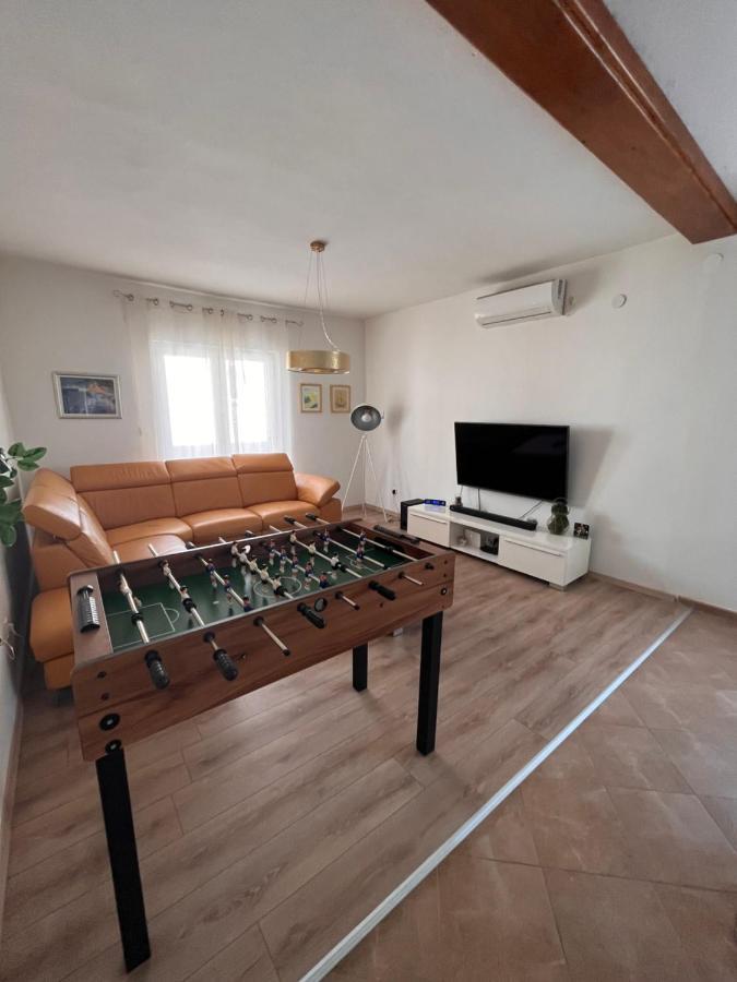 Spacious 4 Bedroom With Free Parking Lot Novalja