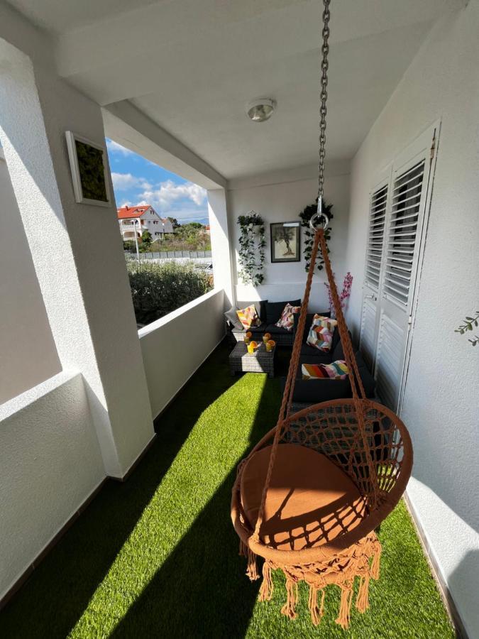 Spacious 4 Bedroom With Free Parking Lot Apartment Novalja