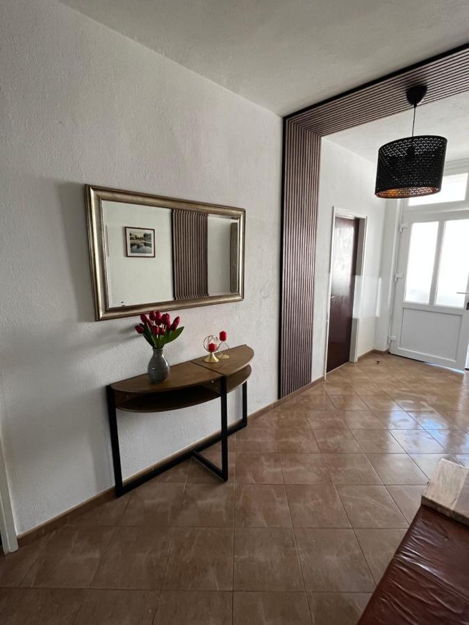 Spacious 4 Bedroom With Free Parking Lot