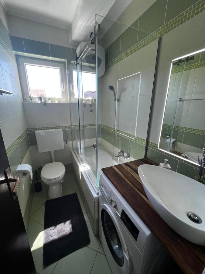 Spacious 4 Bedroom With Free Parking Lot Apartmán *