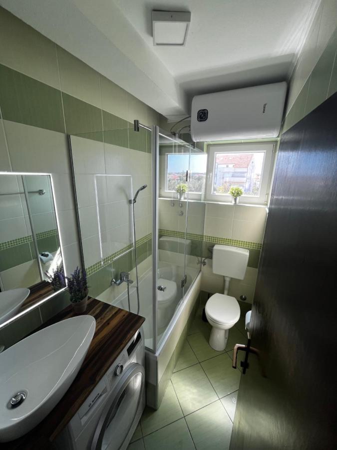 Spacious 4 Bedroom With Free Parking Lot Novalja