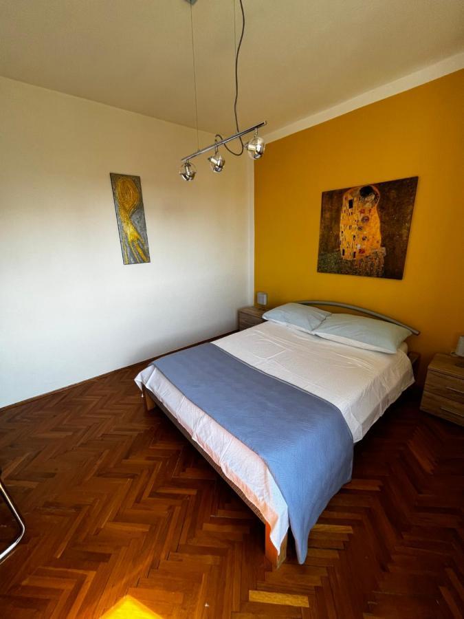 Spacious 4 Bedroom With Free Parking Lot *