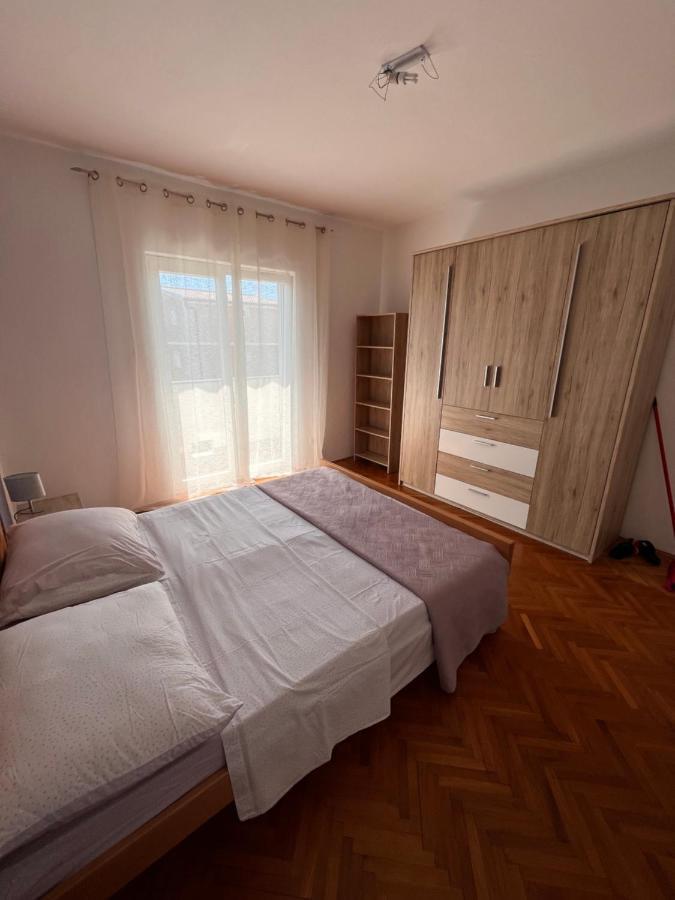 Spacious 4 Bedroom With Free Parking Lot Apartment