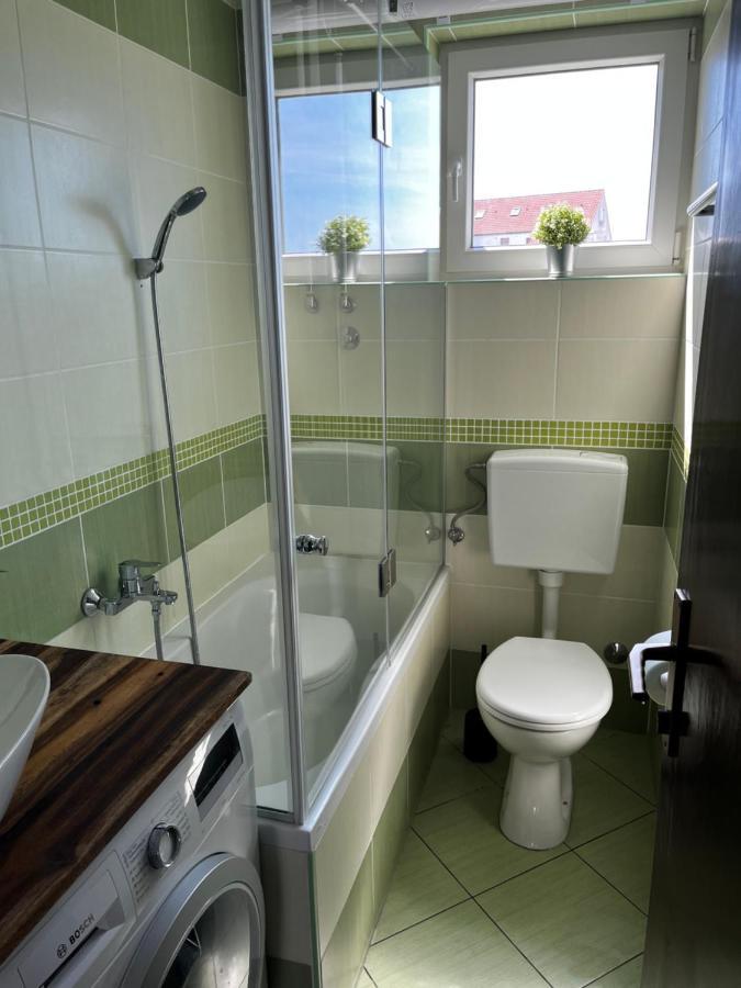 Apartment Spacious 4 Bedroom With Free Parking Lot