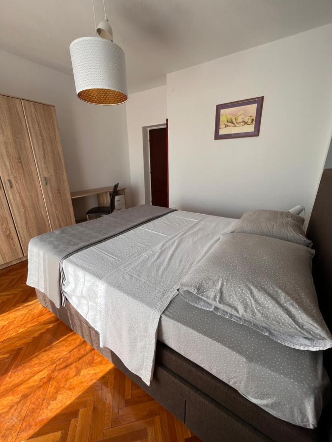 Spacious 4 Bedroom With Free Parking Lot