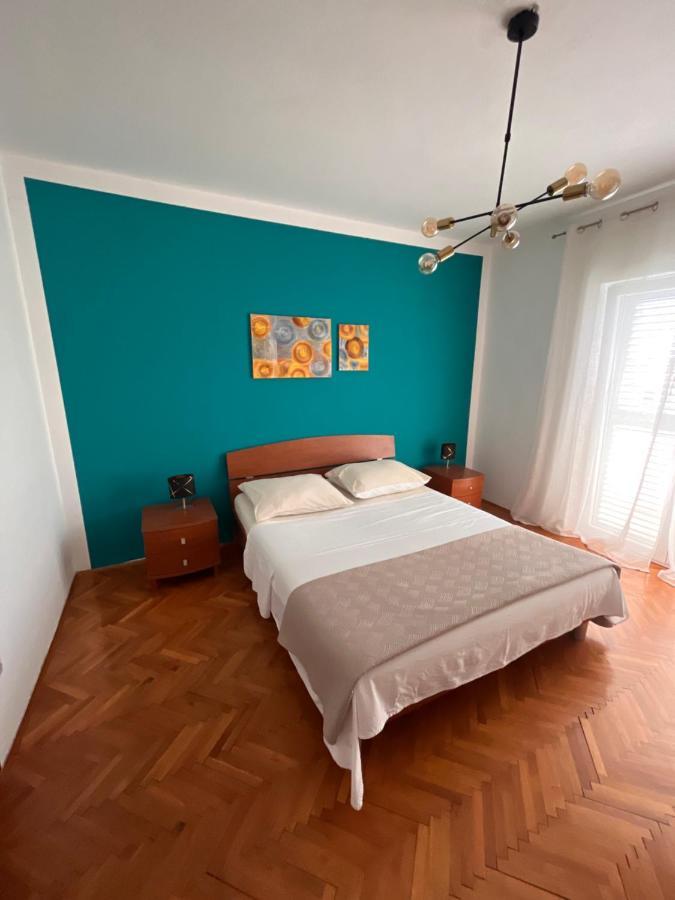 Spacious 4 Bedroom With Free Parking Lot Apartment *