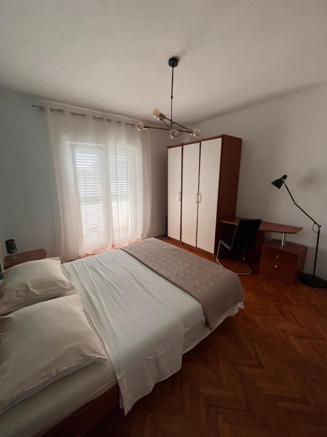 Apartment Spacious 4 Bedroom With Free Parking Lot