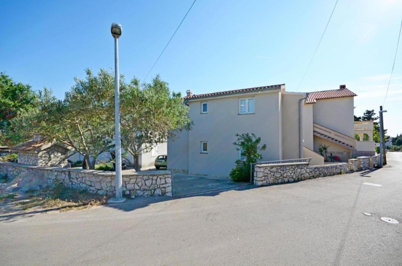 Spacious 4 Bedroom With Free Parking Lot Apartment *