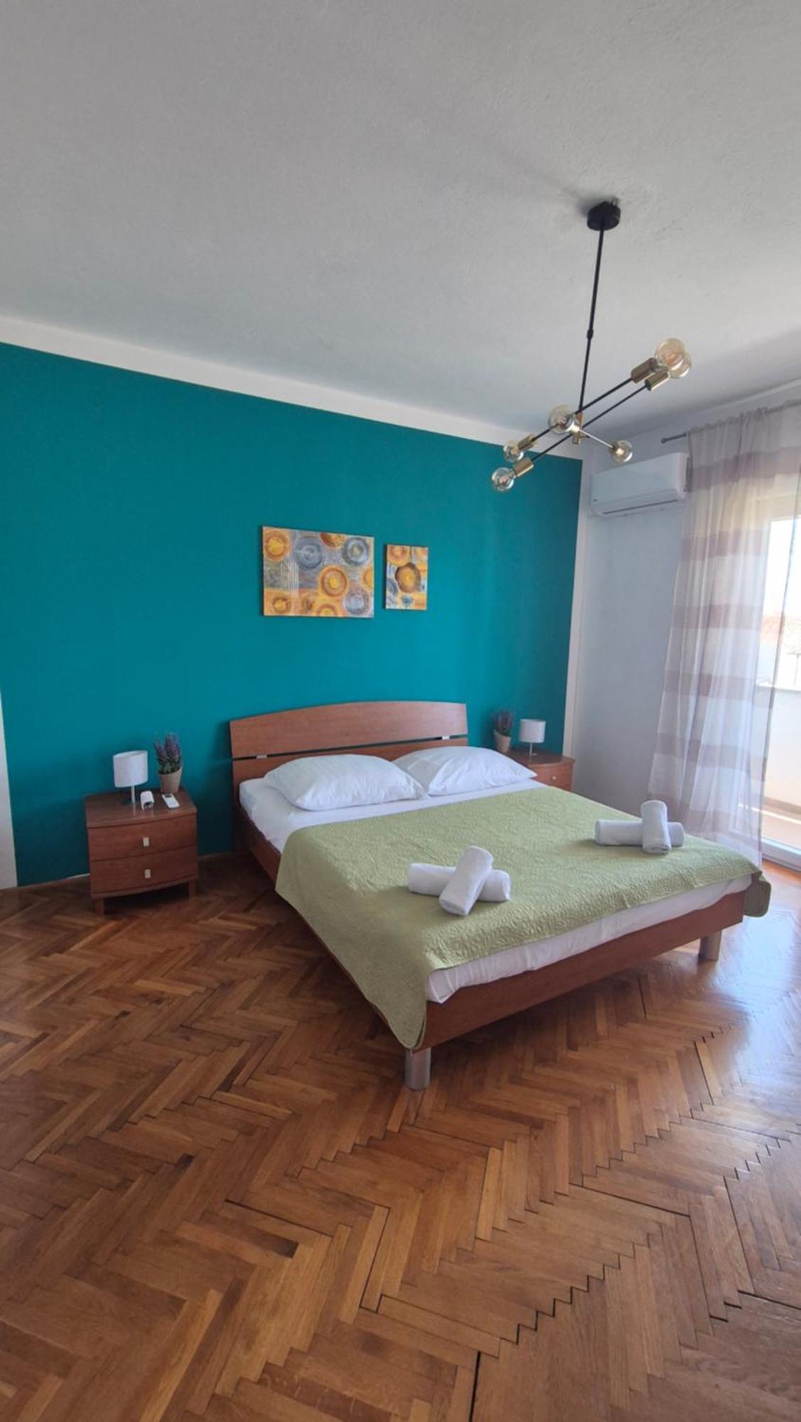 Spacious 4 Bedroom With Free Parking Lot Apartmán