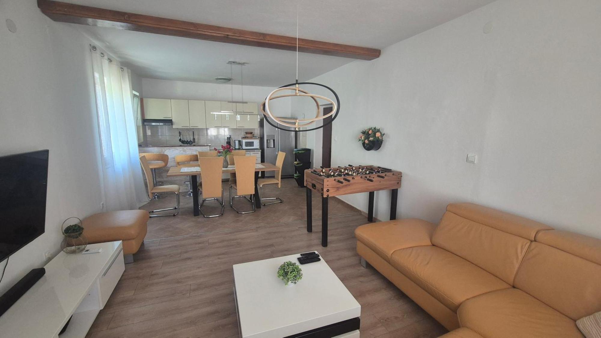 Spacious 4 Bedroom With Free Parking Lot *