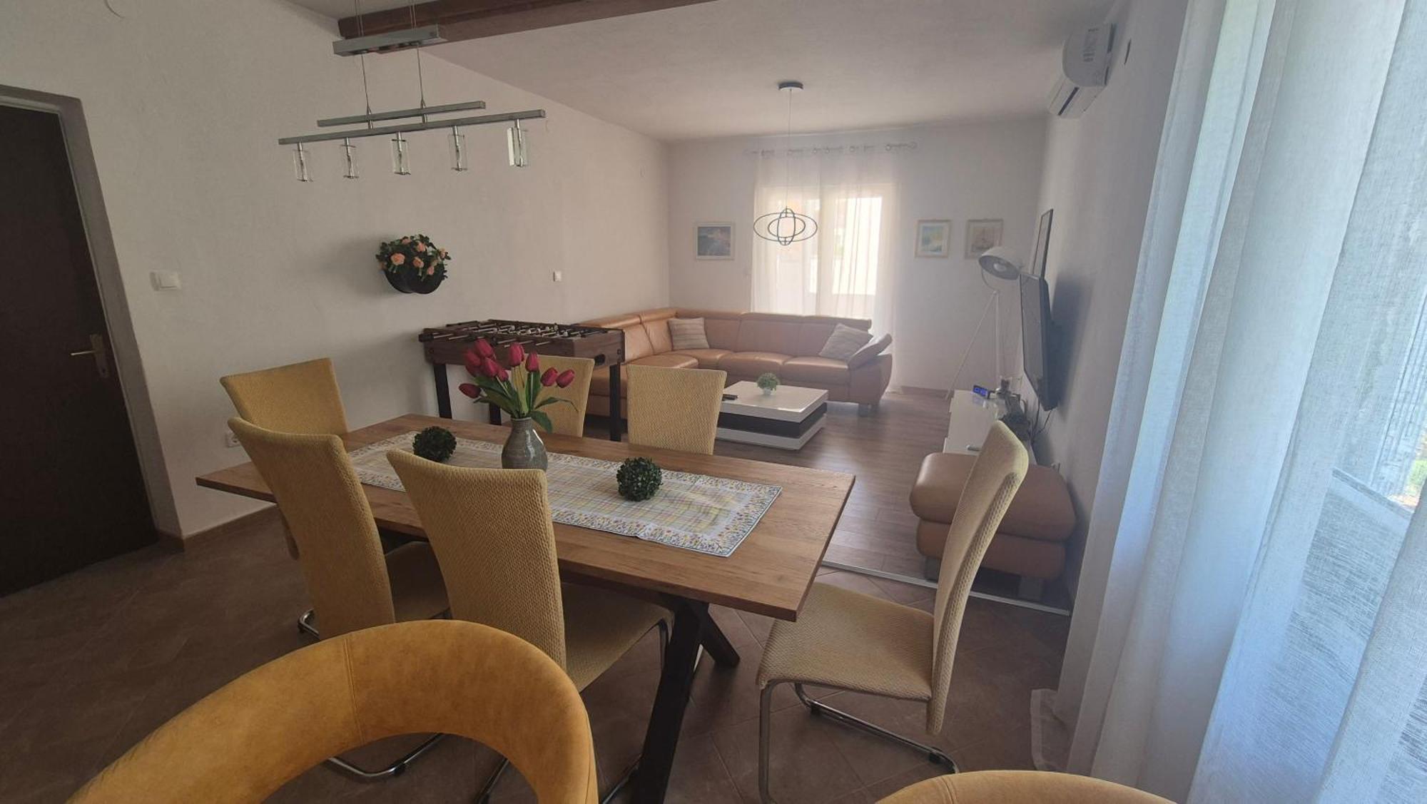 Spacious 4 Bedroom With Free Parking Lot * Novalja