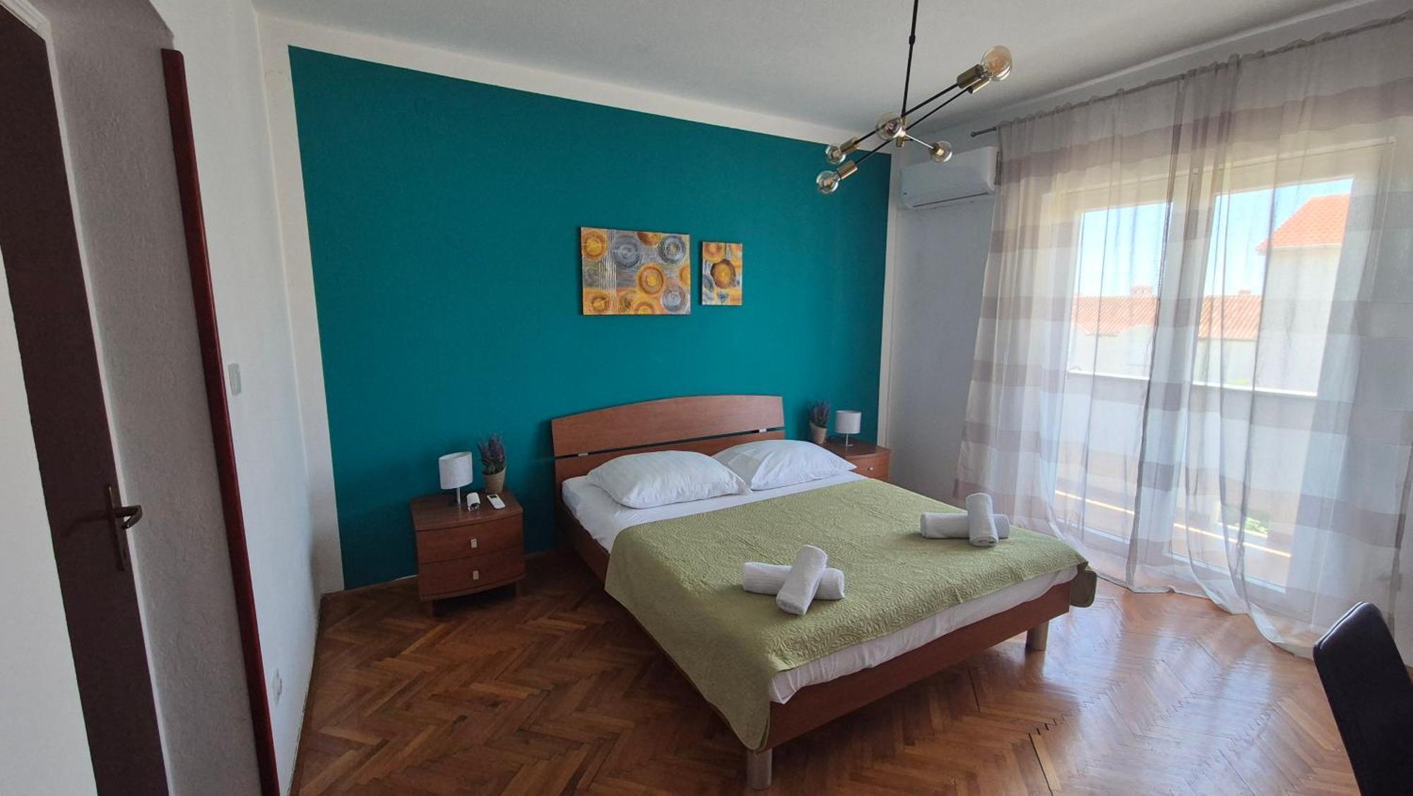 Spacious 4 Bedroom With Free Parking Lot Novalja
